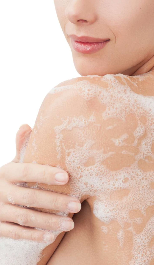 Kulit bahu saat mandi menggunakan busa sabun